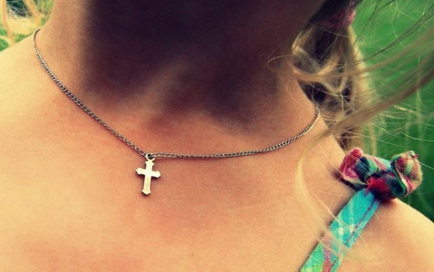 Ο σταυρός του λαιμού της